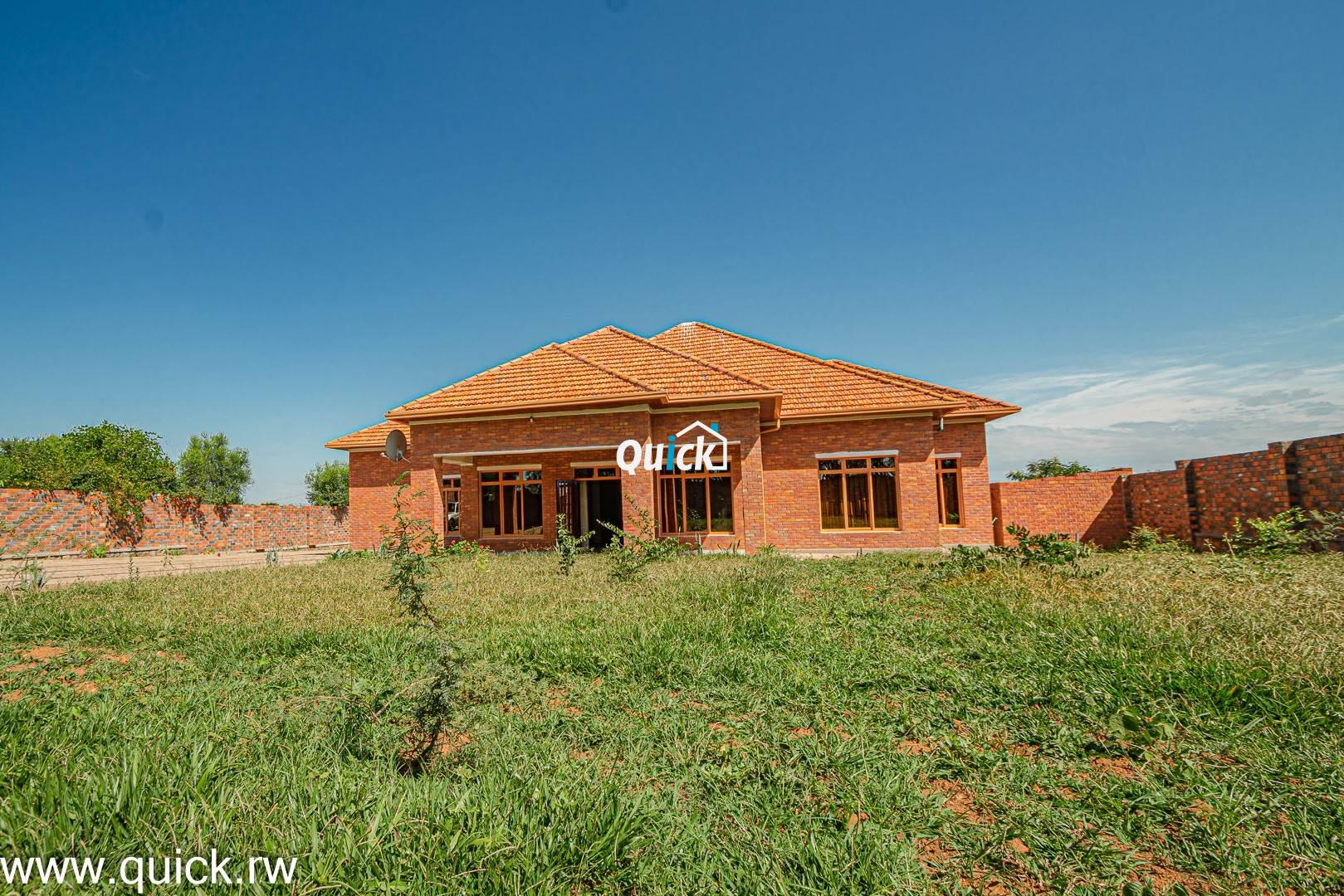 Big-Plot-of-Land-Compound-house-for-sale-001331