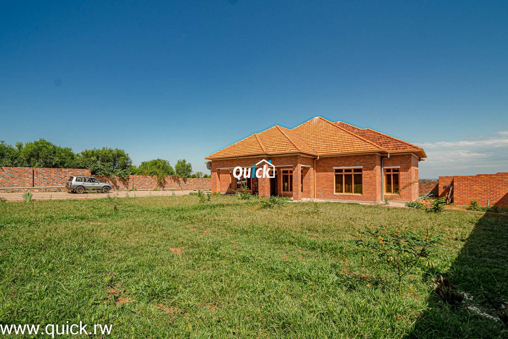 Big-Plot-of-Land-Compound-house-for-sale-001341