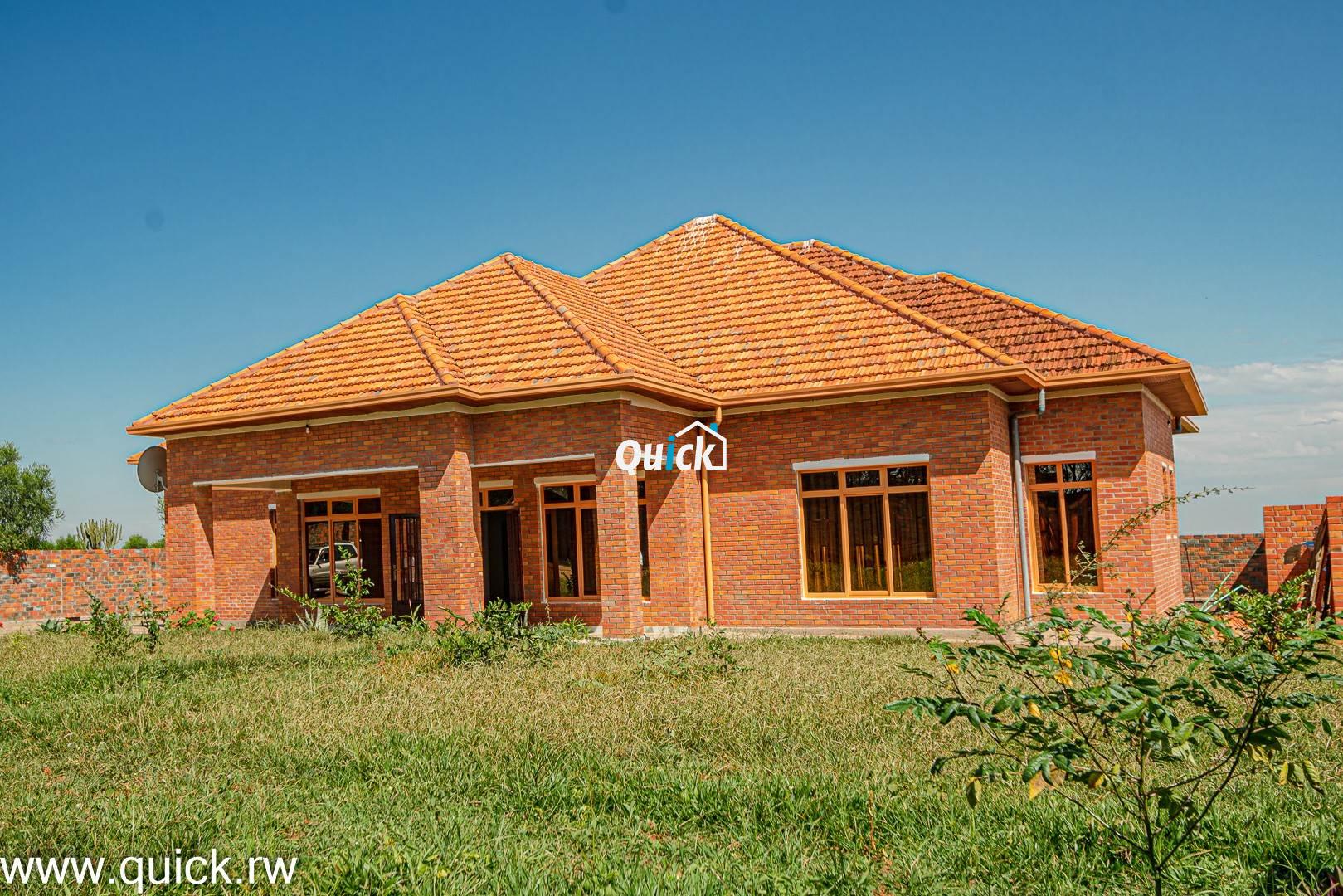 Big-Plot-of-Land-Compound-house-for-sale-001361