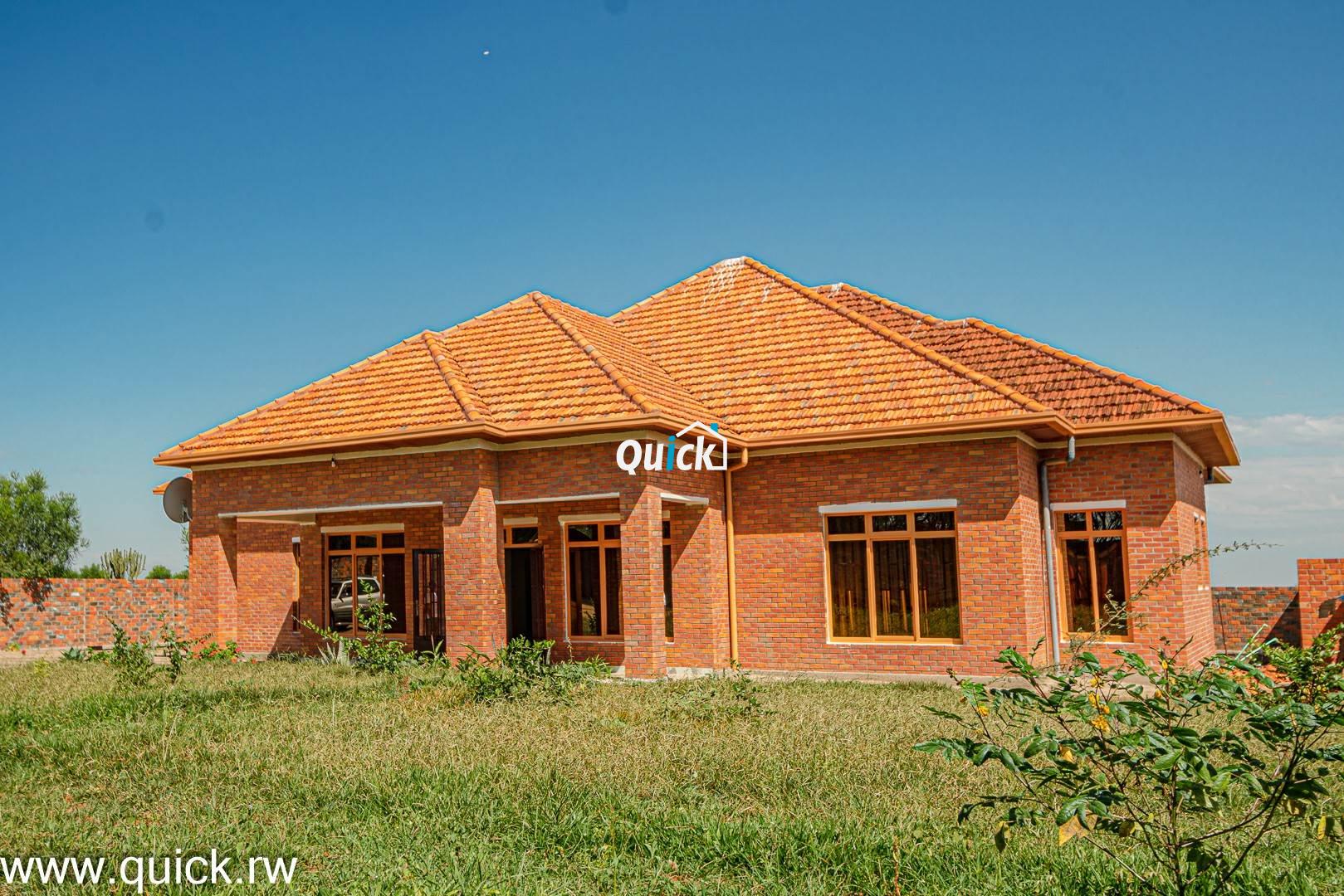 Big-Plot-of-Land-Compound-house-for-sale-001371