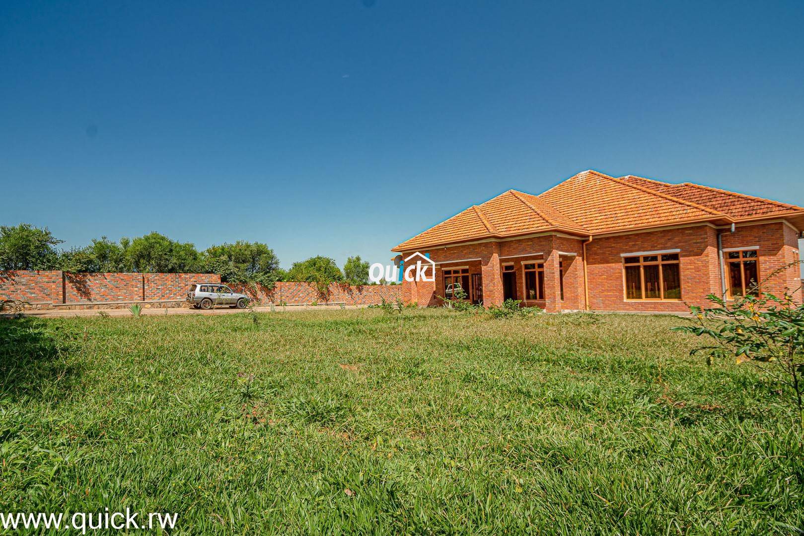 Big-Plot-of-Land-Compound-house-for-sale-001381