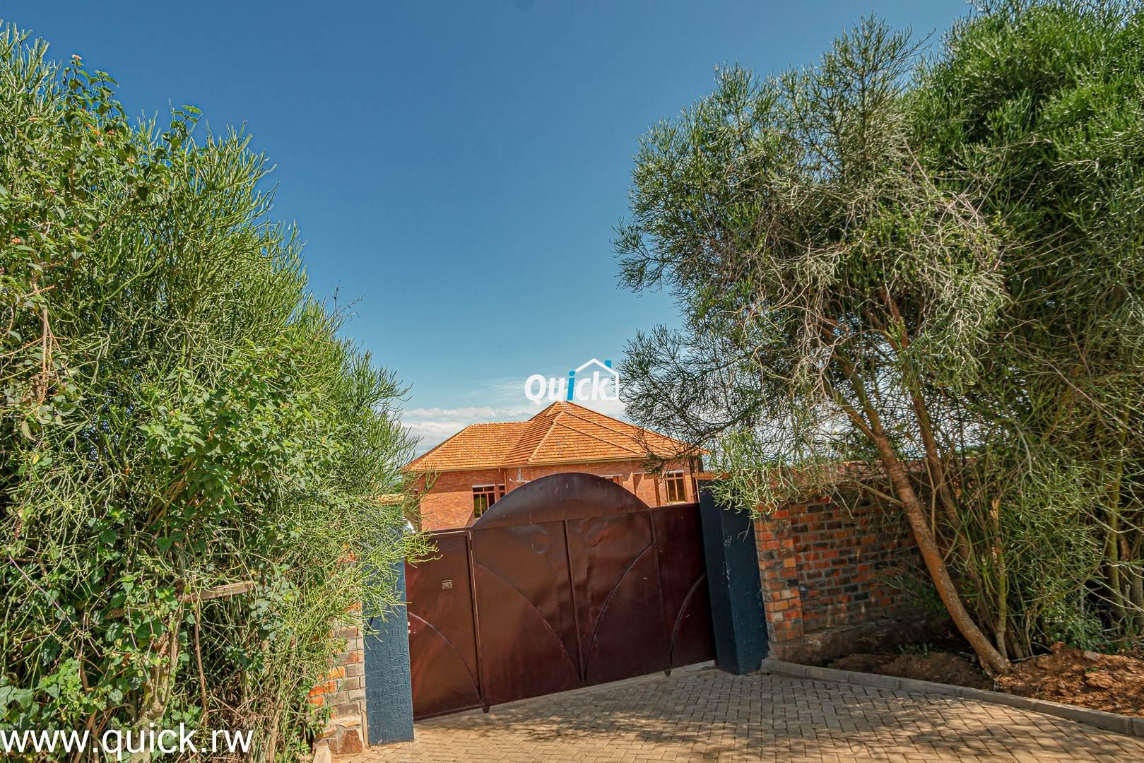 Big-Plot-of-Land-Compound-house-for-sale-001391